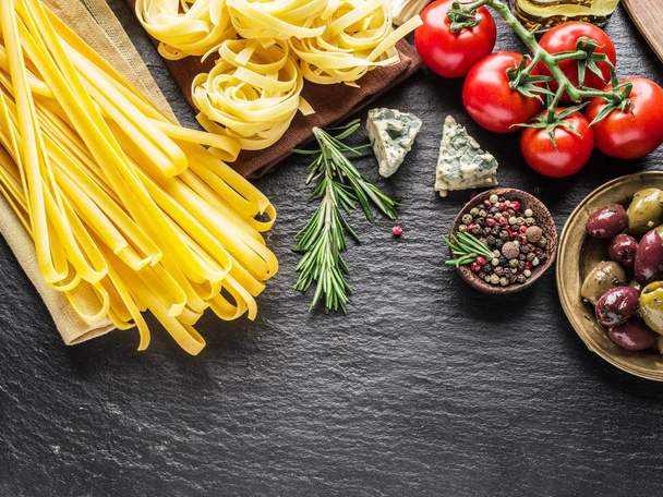Tomatoes, spaghetti pasta and spices. - Foto, Imagen