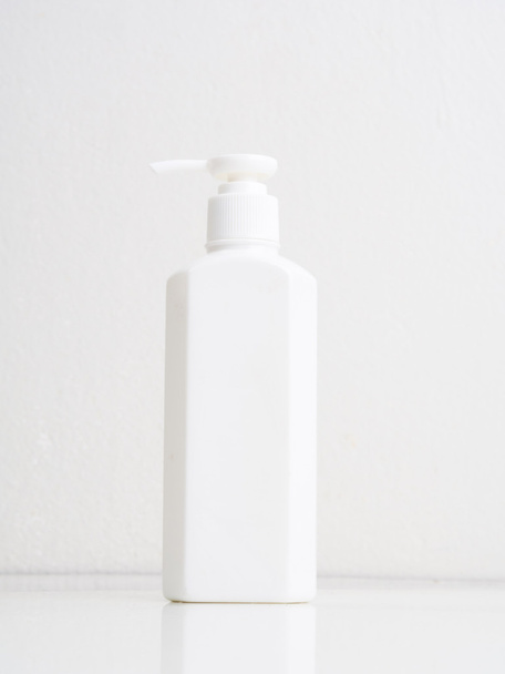 化粧品では白の白のプラスチック製のボトル - 写真・画像