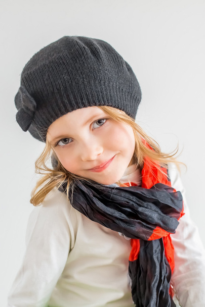 πορτρέτο του μικρό κορίτσι μαύρο καπέλο και ckarf - Φωτογραφία, εικόνα