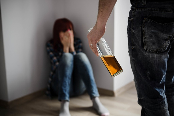 Frau von betrunkenem Ehemann missbraucht.  - Foto, Bild
