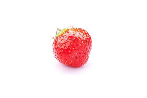 frische Erdbeere mit grünen Blättern isoliert auf weißem Hintergrund - Foto, Bild