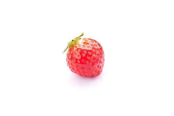 frische Erdbeere mit grünen Blättern isoliert auf weißem Hintergrund - Foto, Bild