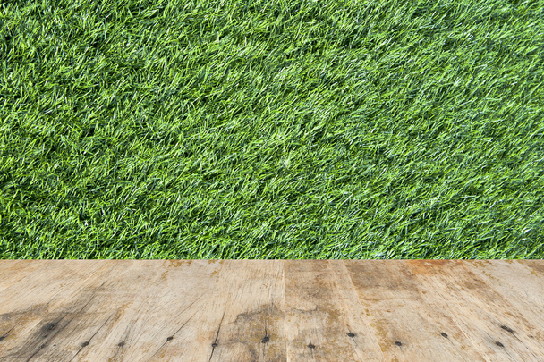 Stare drewno na trawa tło - Zdjęcie, obraz