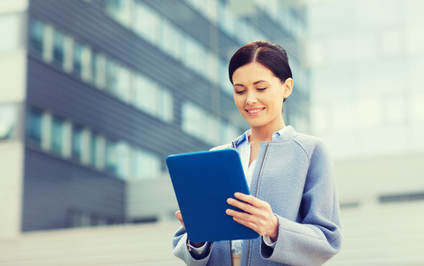 smiling business woman with tablet pc in city - Foto, immagini