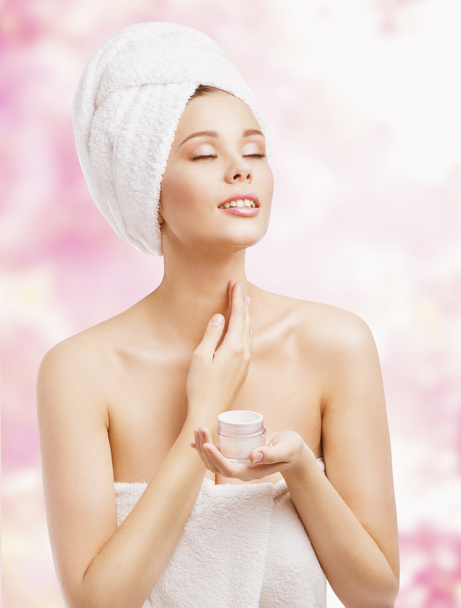 Догляд за шкірою, жінка, застосовуючи крем в лазні спа рушник, косметичне лікування - Фото, зображення