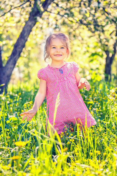 Boldog kislány a tavaszi kertben - Fotó, kép