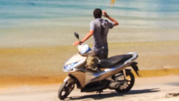  robogó az ember a strandon - Felvétel, videó
