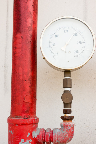 A tűzvédelmi rendszer nyomás mérésére alkalmas nyomásmérő. - Fotó, kép