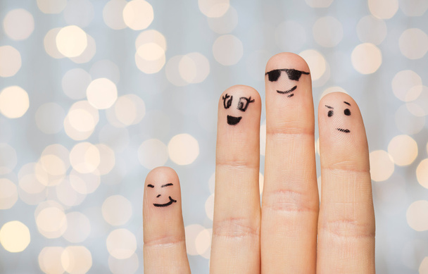 Nahaufnahme von vier Fingern mit Smiley-Gesichtern - Foto, Bild
