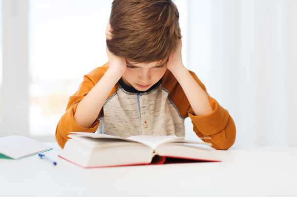 мальчик читает книги или учебники дома
 - Фото, изображение