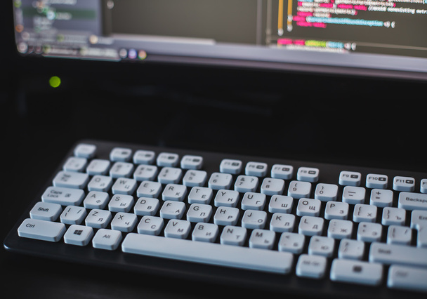 Klavye monitör önünde beyaz tuşları - Fotoğraf, Görsel