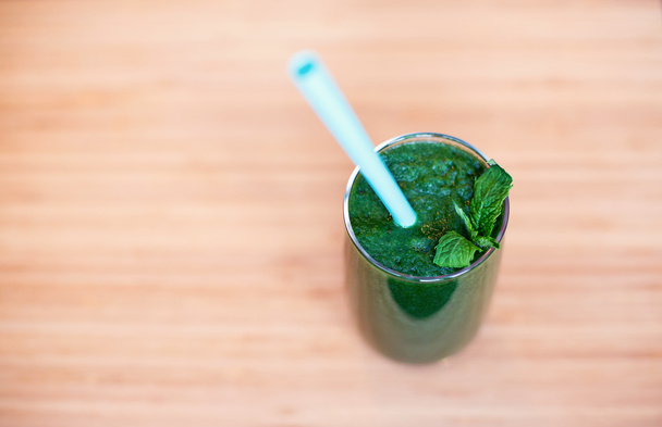 A green smoothie with tube - Foto, Bild