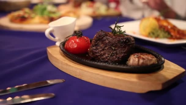 waiter pours meat sauce - Felvétel, videó