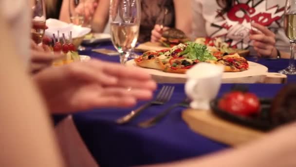 Group of young women eating in a restaurant - Záběry, video