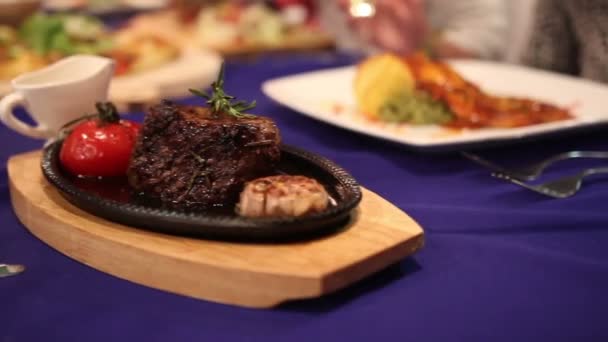 waiter  flambe meat - Felvétel, videó