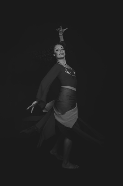 Siyah ve beyaz fotoğraf güzel bir dans eden kız - Fotoğraf, Görsel