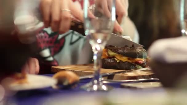 women cutting food with knife - Materiaali, video