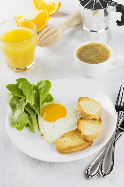 Breakfast: fried eggs with greens, orange juice, coffee on a whi - Φωτογραφία, εικόνα