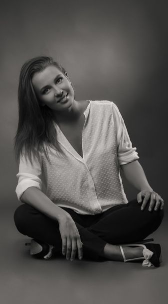 Krásný černobílý portrét mladé ženy - Fotografie, Obrázek