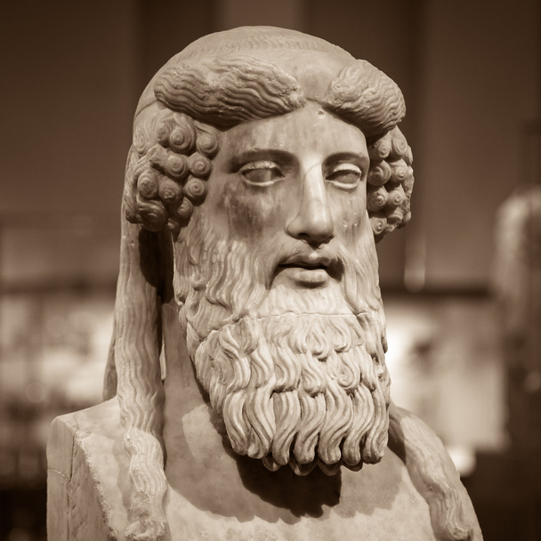 Head and shoulders detail of the ancient sculpture - Foto, Imagen
