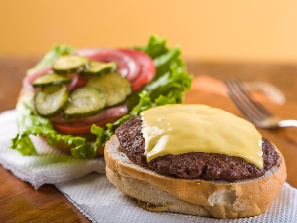 Cheeseburger geserveerd open gezicht - Foto, afbeelding