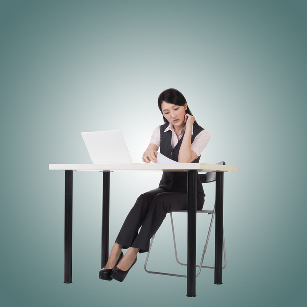 επιχειρήσεων γυναίκα, κάθονται και εργασία - Φωτογραφία, εικόνα