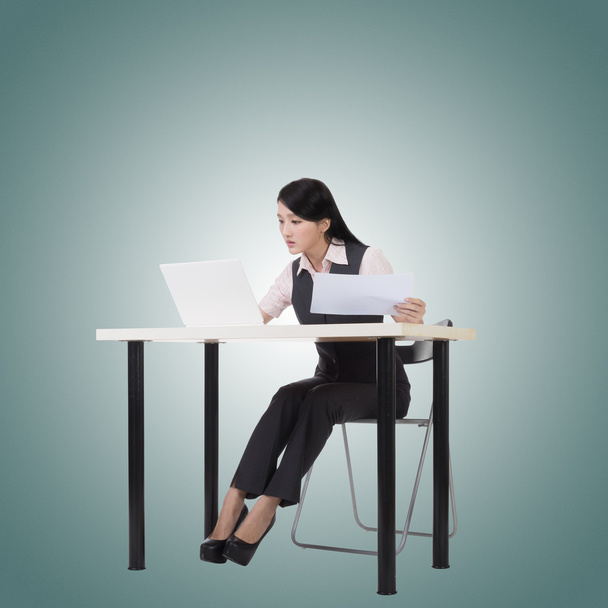 деловая женщина сидит и работает
 - Фото, изображение