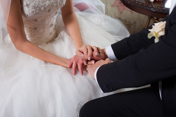 Gentle hands of the groom and bride - Foto, Imagen