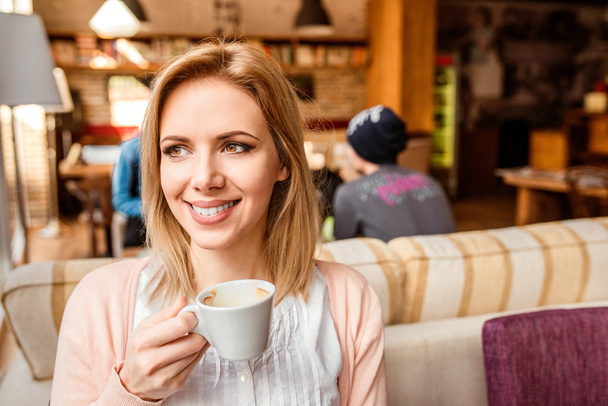 Frau im Café trinkt Kaffee und genießt ihren Espresso - Foto, Bild