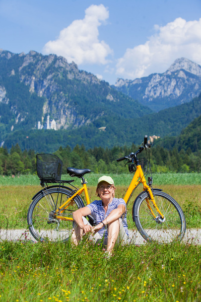 Vezető nő vele kerékpárral - Fotó, kép