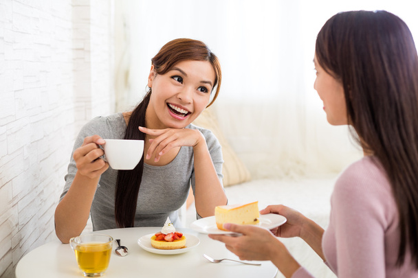 жінки спілкуються один з одним і п'ють чай
  - Фото, зображення