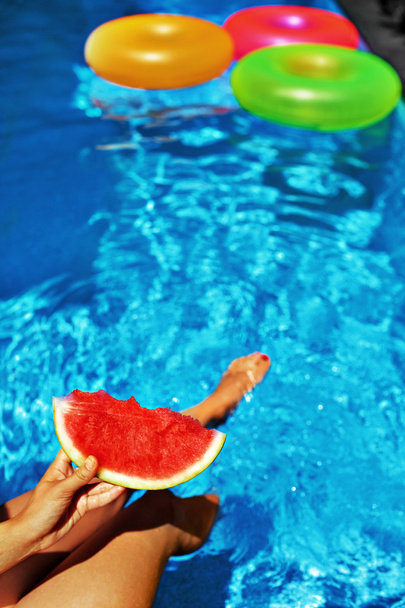 Summer Vacation. Summertime Fun. Watermelon By Swimming Pool. Fruit - Foto, Imagem