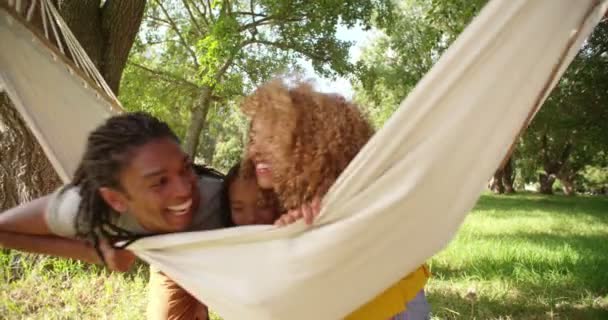 Famille multi-ethnique se détendre ensemble sur un hamac
 - Séquence, vidéo