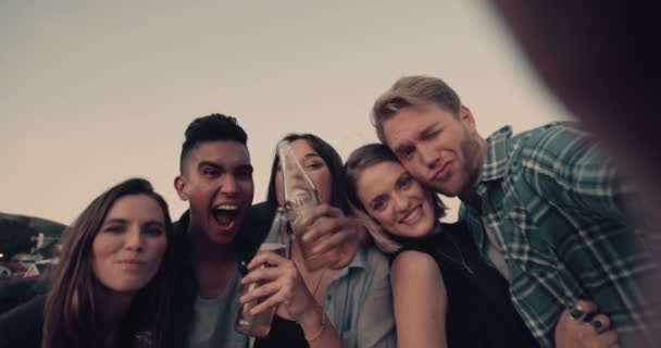 Jonge volwassenen nemen een grappige selfie in de buitenlucht - Video