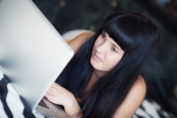 Girl with laptop on the beg - Zdjęcie, obraz