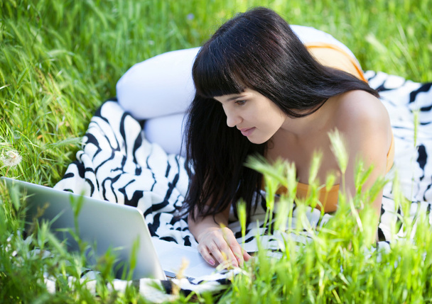 Girl with laptop in the park - Fotoğraf, Görsel