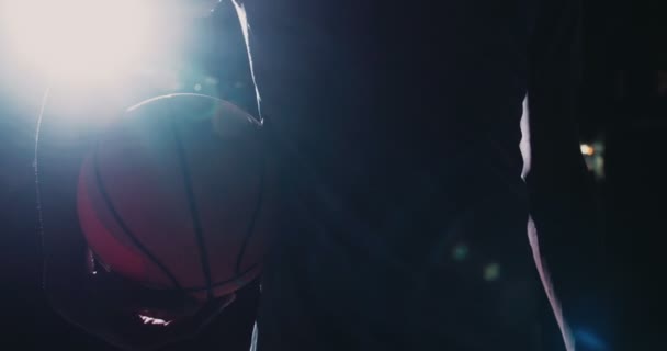 jogador de basquete segurando bola no quadril
 - Filmagem, Vídeo