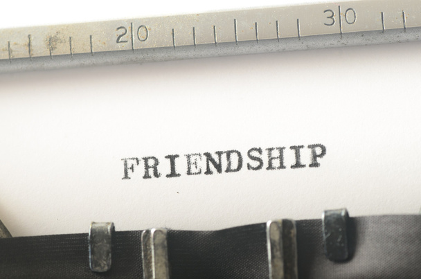  palabra amistad escrito en máquina de escribir
 - Foto, imagen