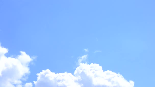 White cirrus and cumulus clouds move on background of blue sky - Πλάνα, βίντεο