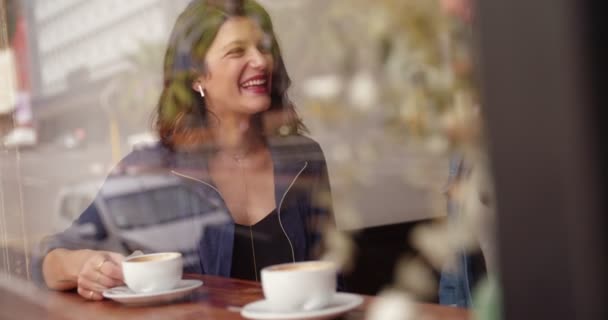 Мужчина и женщина потягивают кофе в кафе
 - Кадры, видео