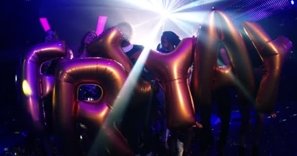arkadaşlar Friyay balonlar tutan bir gece kulübünde dans - Video, Çekim
