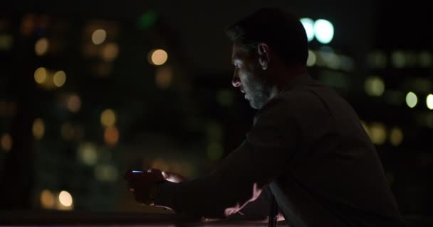 Liikemies käyttää älypuhelinta parvekkeella
  - Materiaali, video