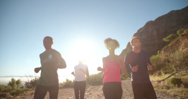 Monietninen urheilijaryhmä juoksee polkua pitkin
 - Materiaali, video