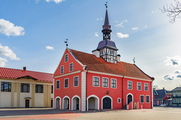 ラトビアの中央広場のバウスカ町赤い教会 - 写真・画像