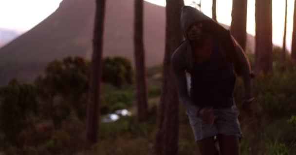 Kararlı afro-Amerikalı atlet ormanda sprint - Video, Çekim