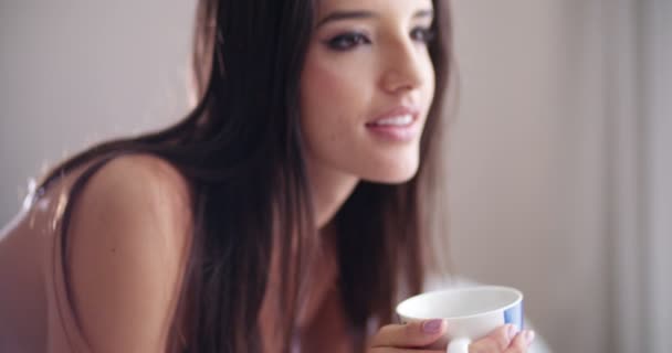 Брюнетка жінка пити чашечку кави  - Кадри, відео