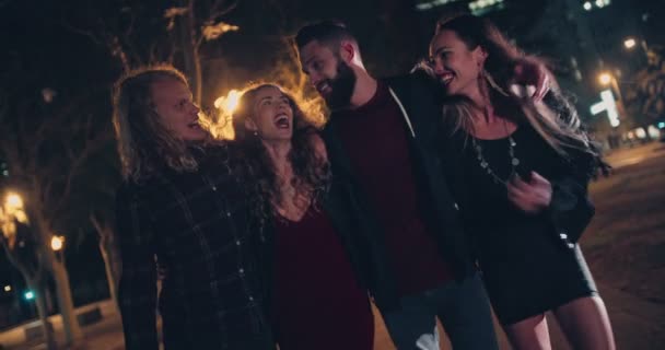 Freunde genießen eine Nachtwanderung in der Stadt - Filmmaterial, Video