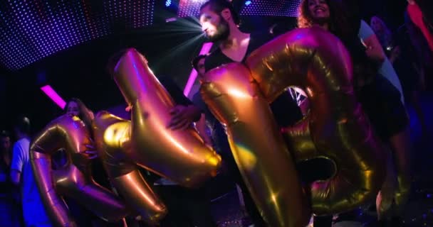 vrienden houden ballonnen zeggen Rnb in club - Video