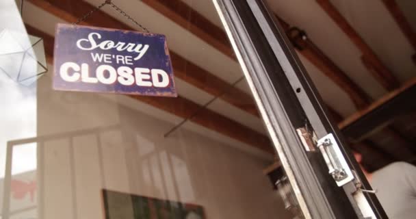 Hipster człowiek toczenia znak otwarcia na drzwi Coffee Shop - Materiał filmowy, wideo
