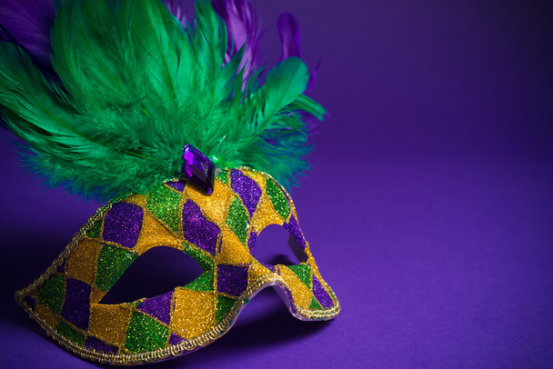 Valikoima Mardi Gras tai Carnivale naamio violetti tausta
 - Valokuva, kuva